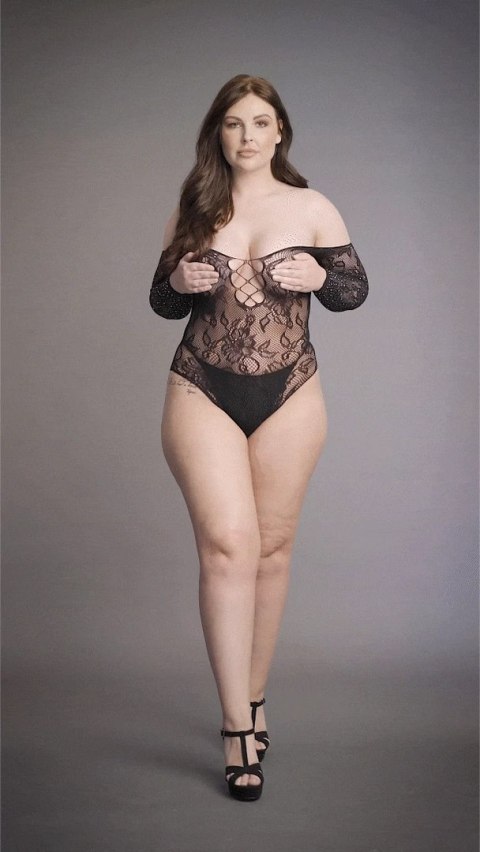 Le Desir Body Plus Size czerwony z ozdobną koronką i otwartym kroczem