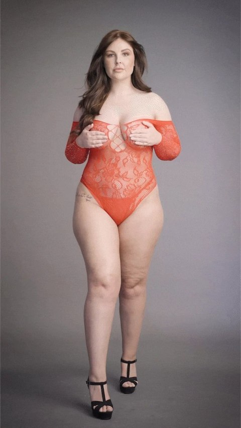 Le Desir Body Plus Size koronkowy z otwartymi ramionami czerwony