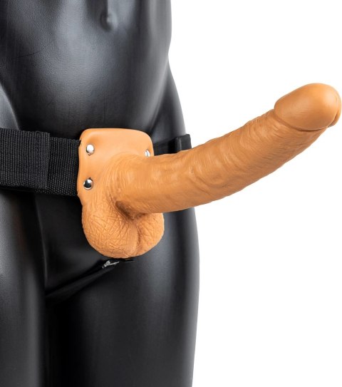 RealRock Pasek z przyrządem intymnym 23 cm z anatomicznymi detalami RealRock by Shots