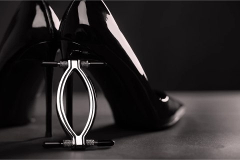 Ouch! by Shots Regulowany zacisk metalowy z PVC - precyzyjna kontrola