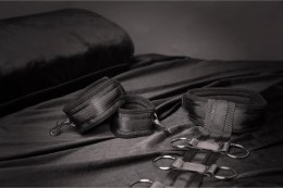 Ouch! by Shots Uprząż z Obrożą i Regulowanymi Mankietami, Czarna