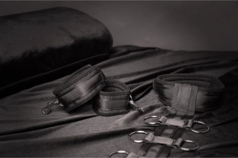 Ouch! by Shots Uprząż z Obrożą i Regulowanymi Mankietami, Czarna