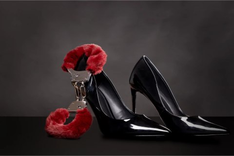 Ouch! by Shots futrzane metalowe mankiety na ręce, czarne, regulowane