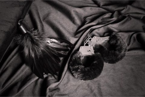 Shots Ouch! Small Feather Tickler - lekkie piorko dekoracyjne czarne