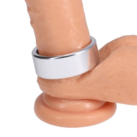 Doc Johnson Alloy Large - aluminiowy pierścień anatomiczny, duży