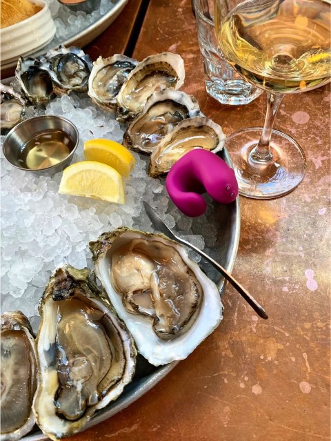 Gvibe Gring XL - silikonowy pierścień z silnikiem wibracyjnym, czarny